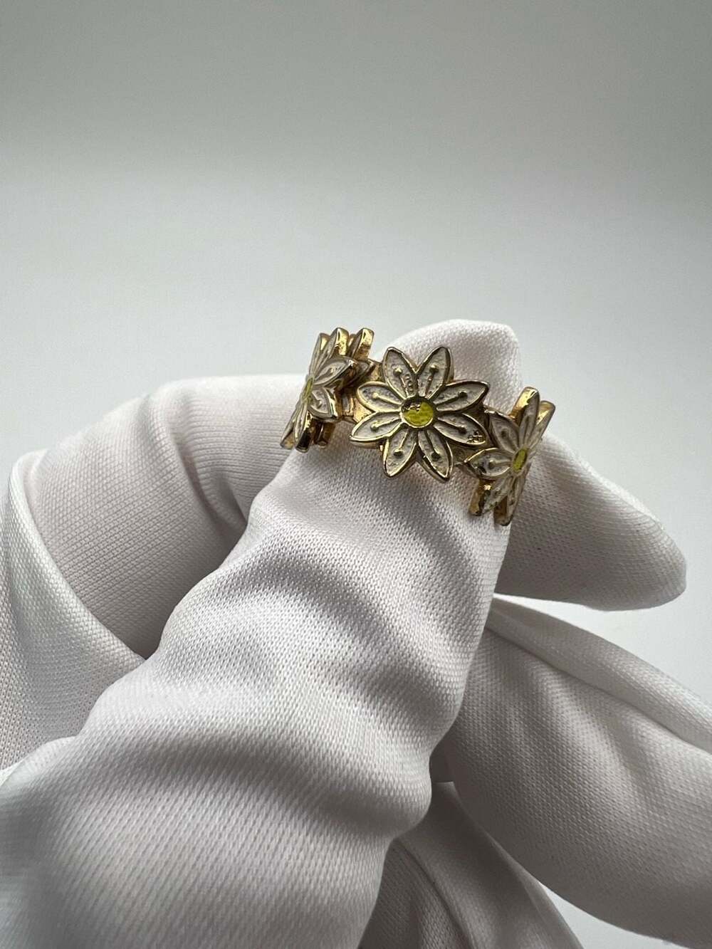 Vintage Gold Tone Enamel Daisy Flower Wrap Ring Size 5
